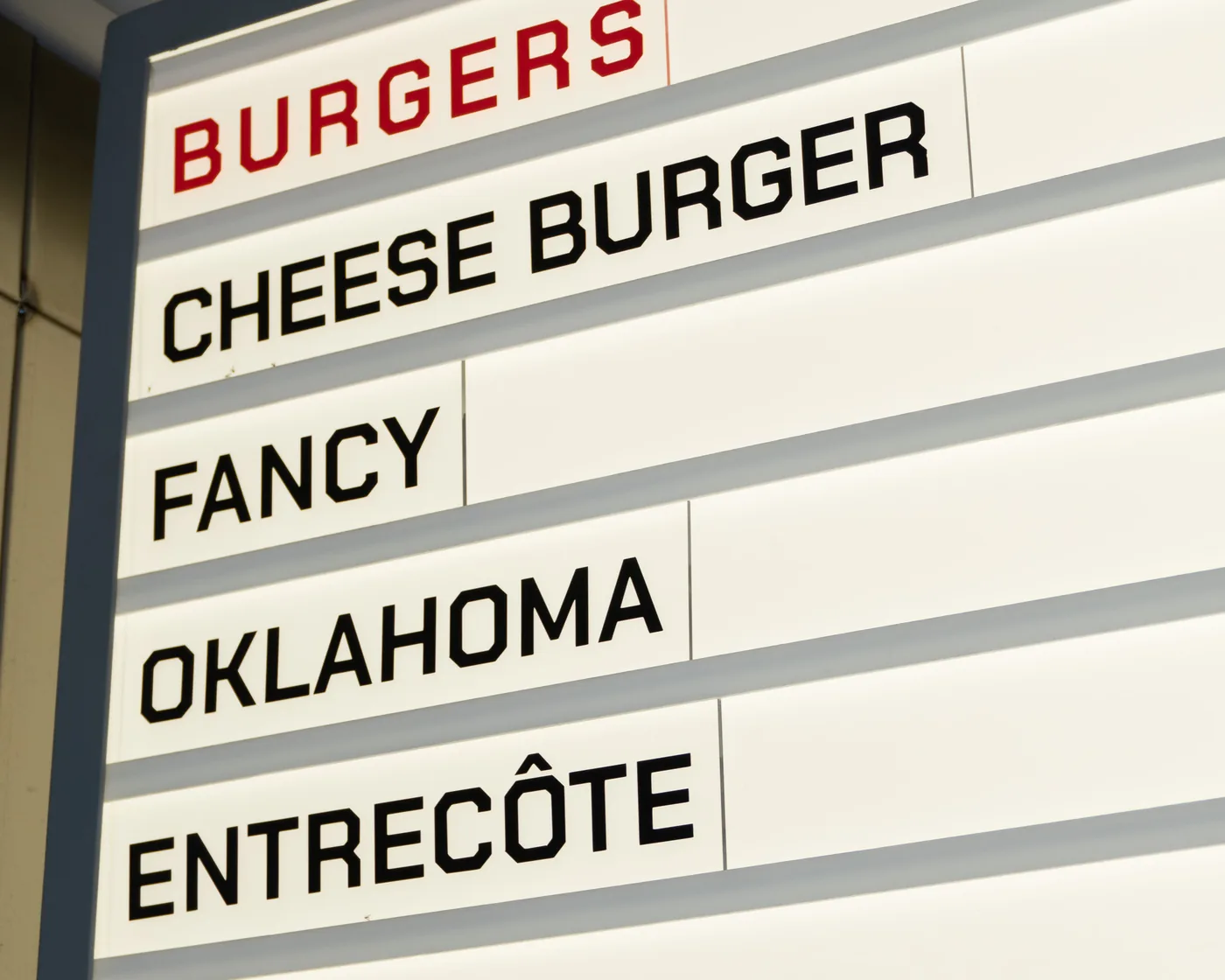 Cartel luminoso del local con las hamburguesas de la carta